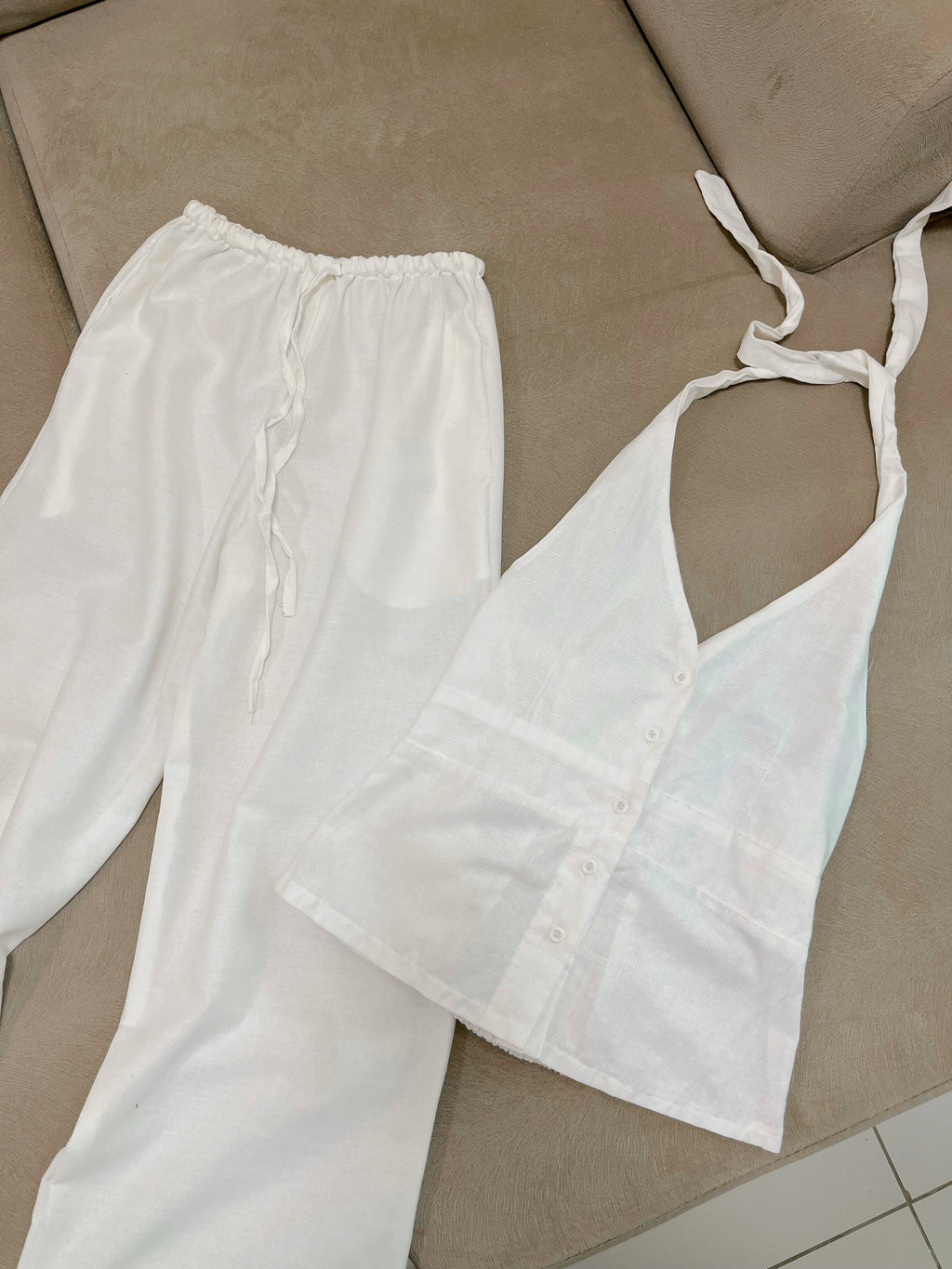 Inchi Set in White